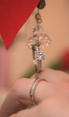 mujer quiere casarse con su candelabro