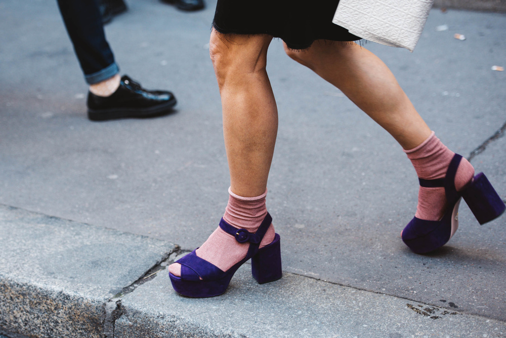 La guía definitiva para llevar sandalias con calcetines este invierno