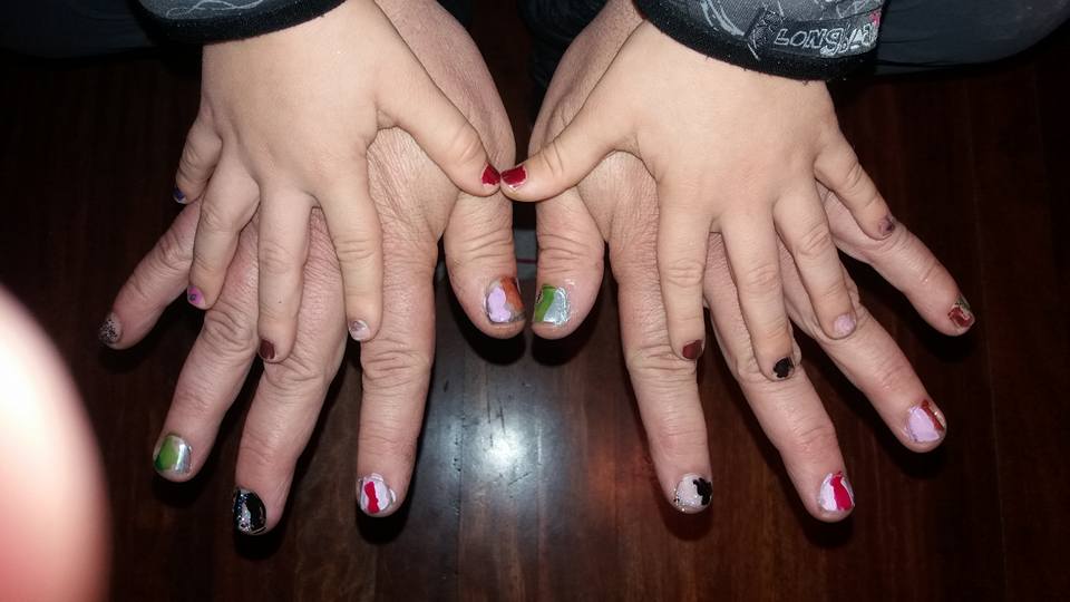 se pinta las uñas para apoyar a su hijo