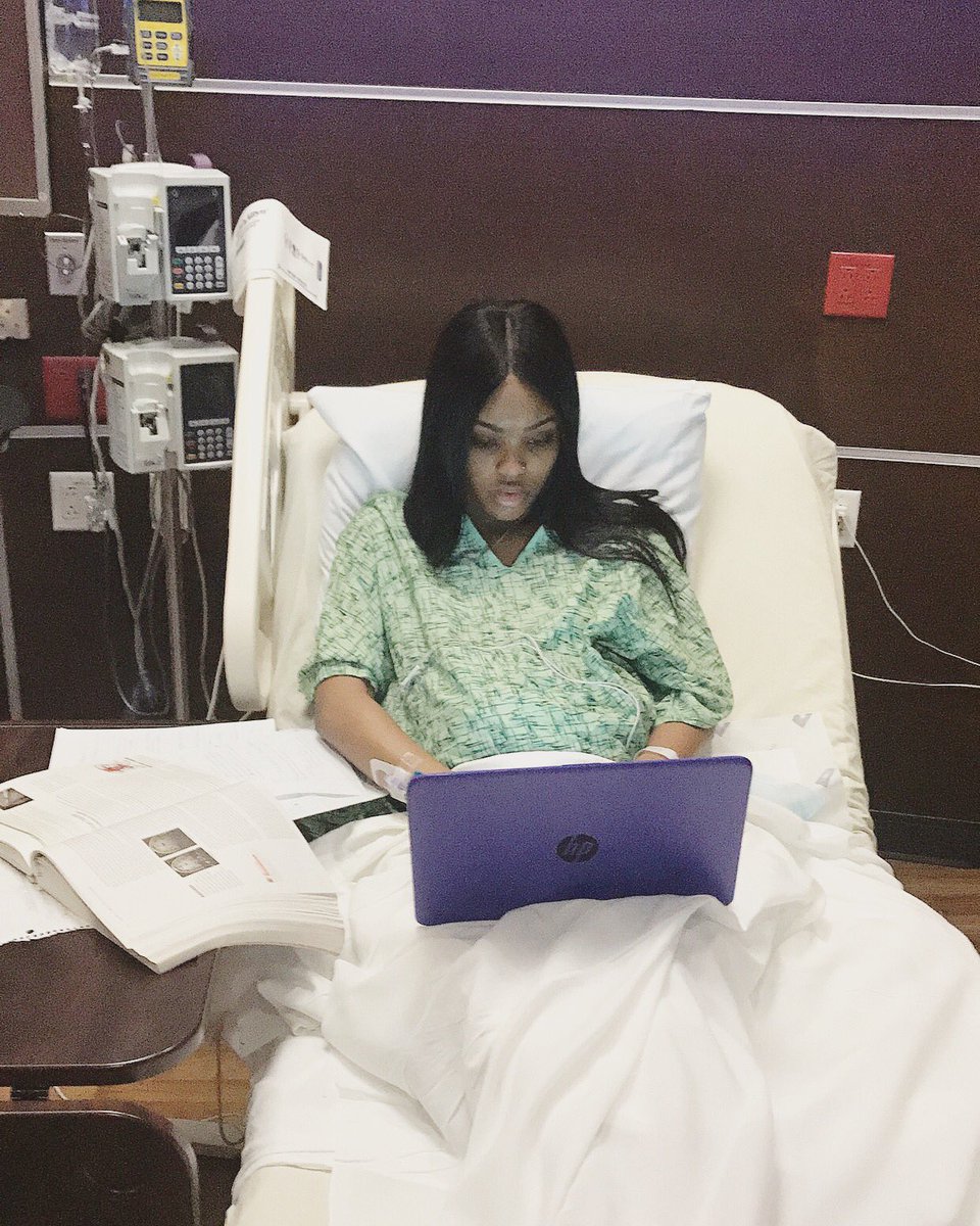 universitaria estudiando en el parto