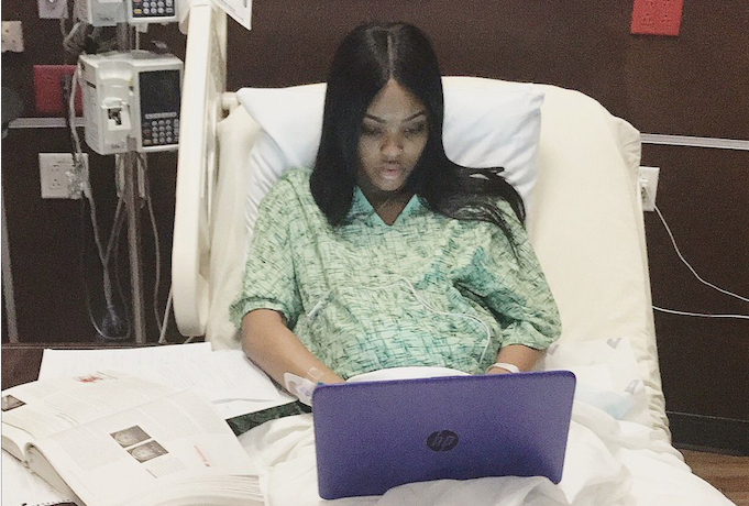 universitaria estudiando en el parto