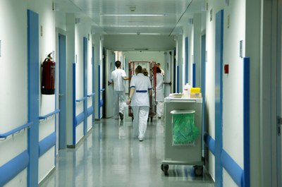 Muere una doctora en su puesto de trabajo tras una jornada de 18 horas