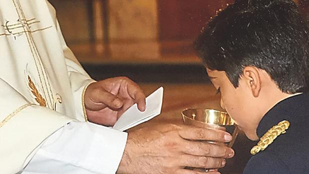 niño dona dinero comunion