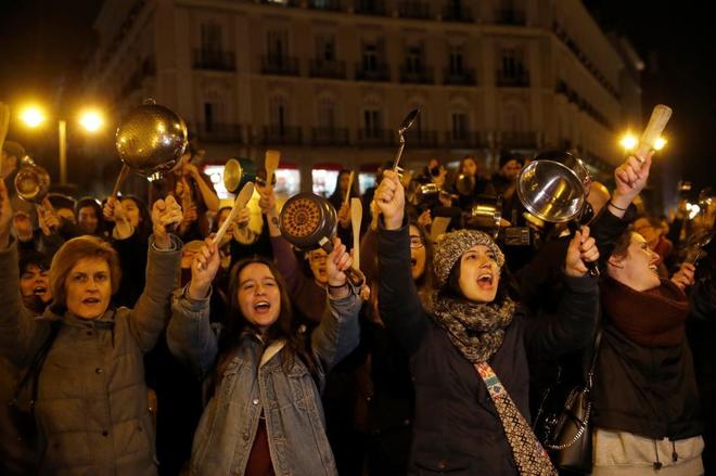 Cacerolada en la Puerta del Sol para dar inicio a la Huelga feminista del #8M