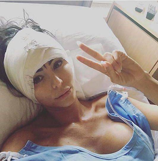 mujer gluteos no puede sentarse