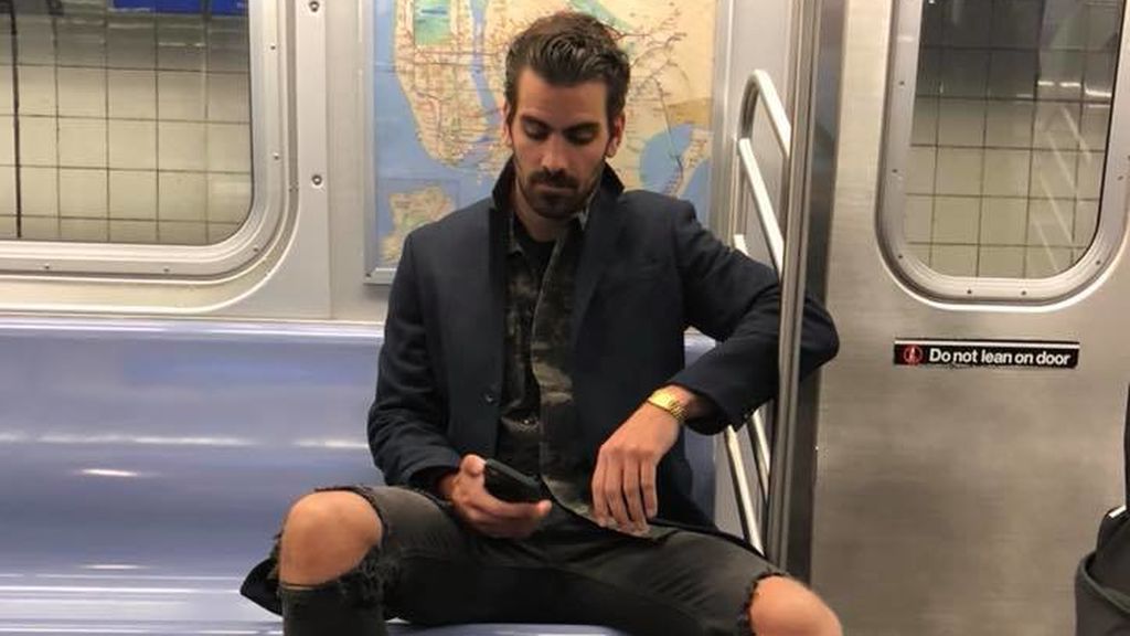 hombre guapo en el metro