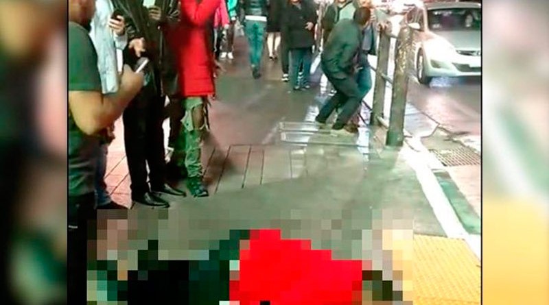 Violan a una mujer en plena calle y la gente solo se para a grabarlo