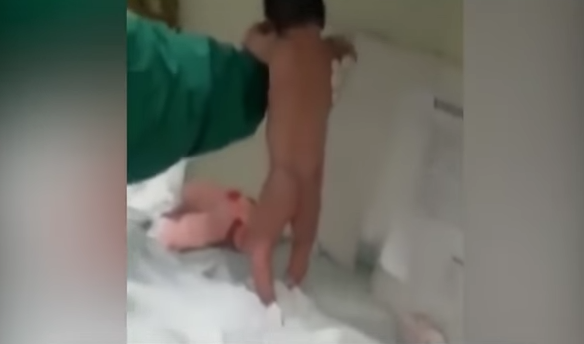 El impresionante vídeo del bebé recién nacido caminando