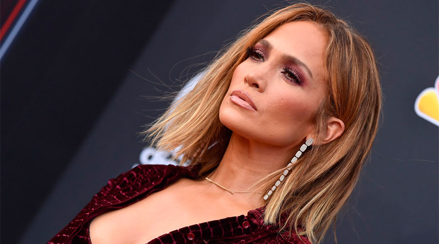 Critican a Jennifer López por darle 2$ a un mendigo con una cartera de 3.000