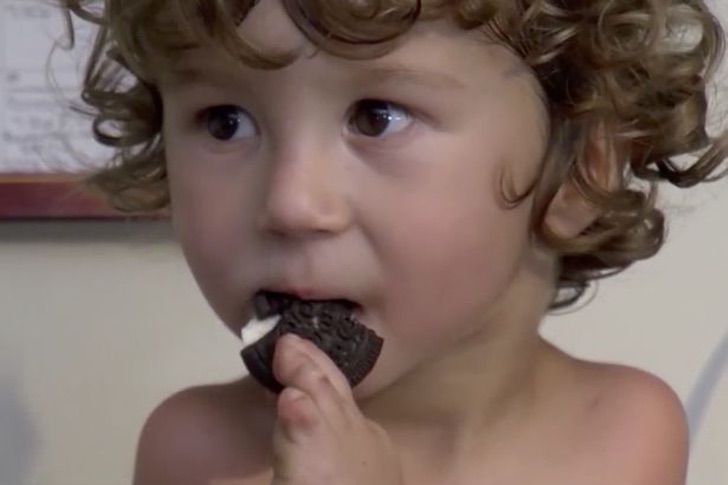 niño sin brazos expulsado restaurante