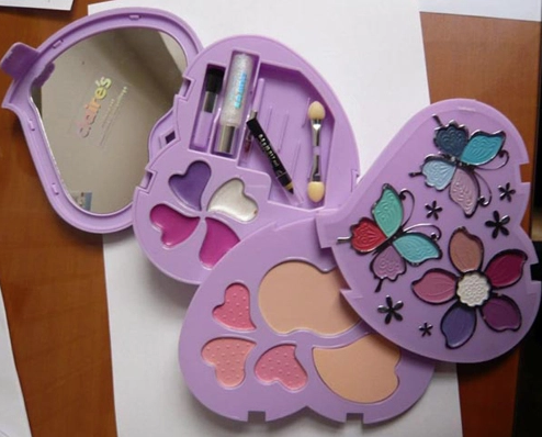 Encuentran sustancia peligrosa en un kit de maquillaje infantil