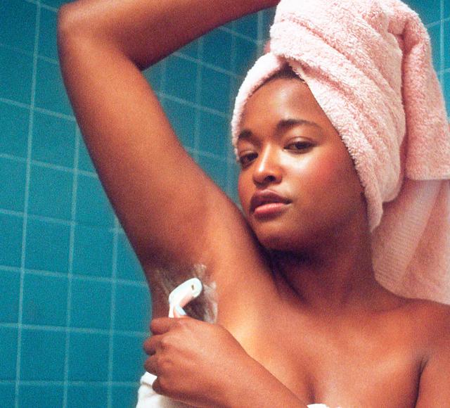  Al fin nos muestran que las maquinillas de afeitar femeninas cortan el vello femenino. 