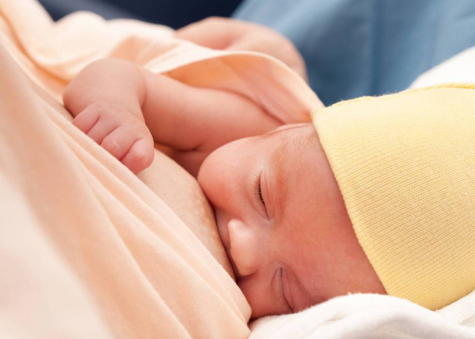 Nace el primer bebé de un transplante de útero entre gemelas.