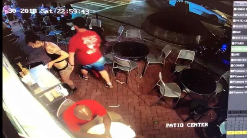 reaccion camarera cliente le toca el culo