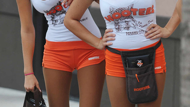 Expedientan a la cadena Hooters por el uniforme de sus camareras