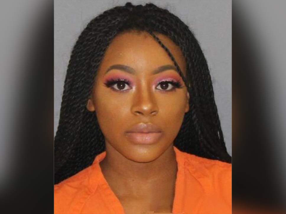 La foto policial de esta chica detenida se ha viralizado gracias a su maquillaje