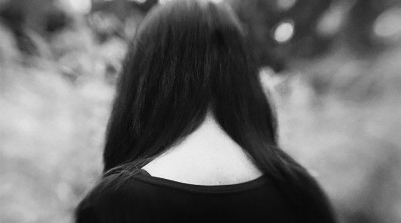 niña india adoptada abandonada