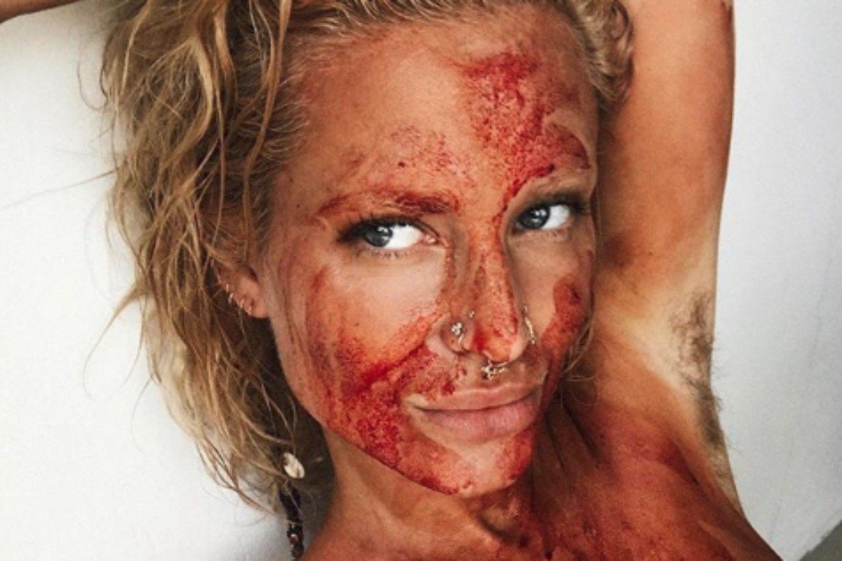 Mujer maquilla su rostro con su sangre de la menstruación