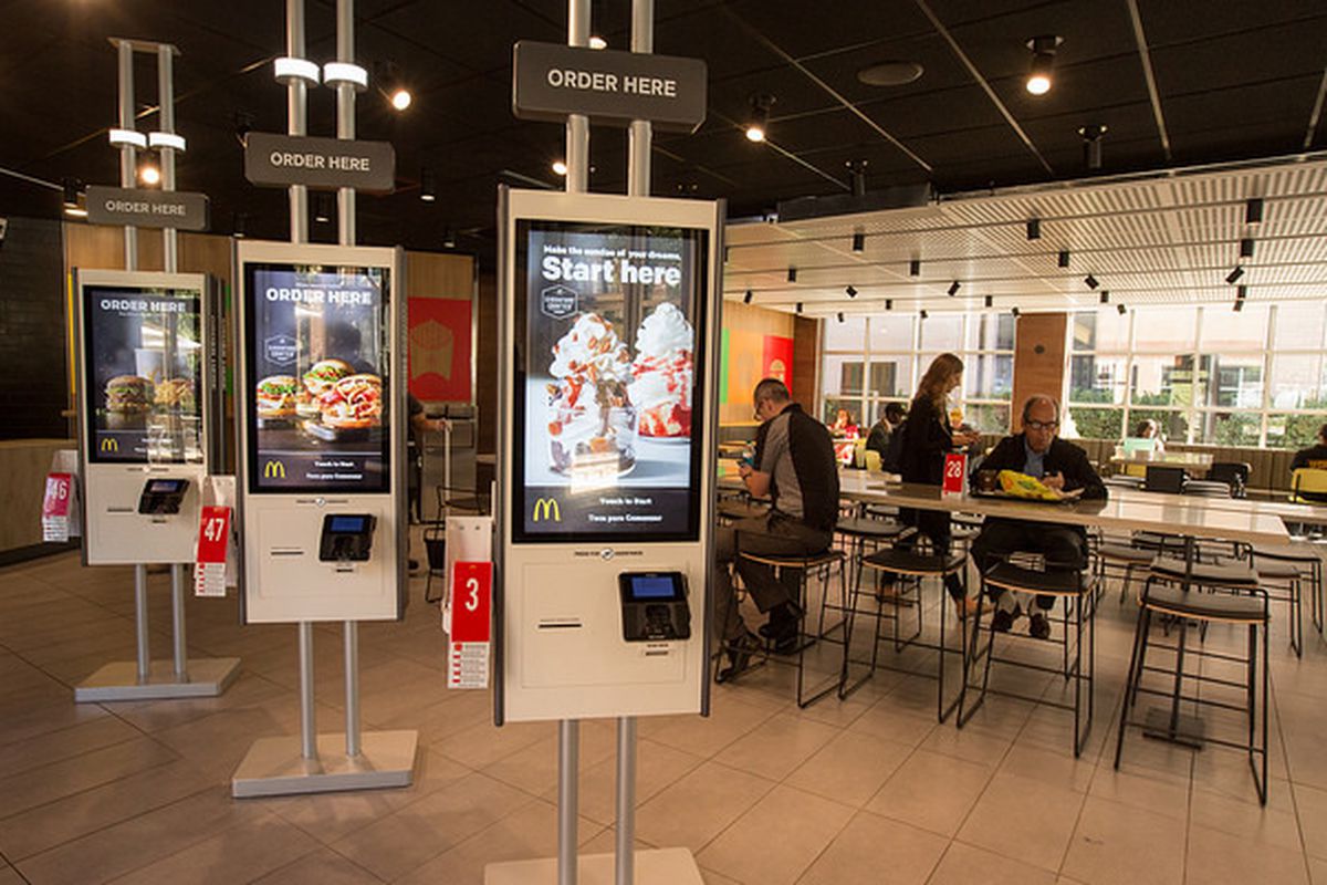 Encuentran restos de heces humanas en todas las pantallas táctiles del McDonald's