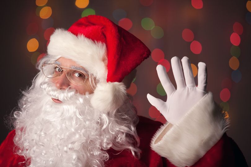 Ahora la pregunta es: ¿Y si Papá Noel fuera una mujer?  Muchas personas han contestado afirmativamente a esta pregunta dentro de una encuesta realizada entre británicos y estadounidenses por la firma GraphicSprings. Hasta ahora, se pensaba que Papá Noel sería siempre un anciano rechoncho con larga barba blanca y vestido de rojo pero los nuevos tiempos feministas (que abarcan todo Occidente) exigen que se reformule el personaje navideño haciéndolo más feminista. Precisamente en Rusia cuentan con un personaje navideño totalmente feminista llamado Snegurochka, quien reparte regalos todos los años entre los más pequeños y pequeñas.   La idea es adaptar la Navidad a los tiempos actuales que corran de forma que Papá Noel pase, bien a ser de género femenino o a ser de género neutro, como los renos, las campanas, los árboles de Navidad y el resto de elementos que inundan estas fechas tan señaladas que abarcan desde el 24 de diciembre (día de Nochebuena) hasta el 6 de enero (día de Reyes Magos, celebración que se realiza en España y otros países sudamericanos pero que desconocen por completo en otros países europeos). Ahora que el catolicismo pierde fuerza en estas fiestas, mientras la ganan los centros comerciales, es momento de arrancarle el protagonismo al capitalismo en favor de movimientos sociales como el feminismo. A (casi) nadie le oportuna que grandes centros comerciales sean los grandes protagonistas de estas fiestas (muchas personas están más pendientes de gastarse grandes sumas de dinero en estas fiestas navideñas que de asistir a los oficios navideños, como por ejemplo, la misa del gallo) pero estamos seguras de que a muchos hombres blancos les molestará que las mujeres puedan tener una pequeña y mínima presencia en estas fechas tan festivas, más allá de pasarse horas en la cocina preparando suculentos platos de comida mientras ellos disfrutan de copitas de brandy. Muchas personas que viven en el pasado seguirán diciendo que no, no es posible que y si papá noel fuera una mujer.