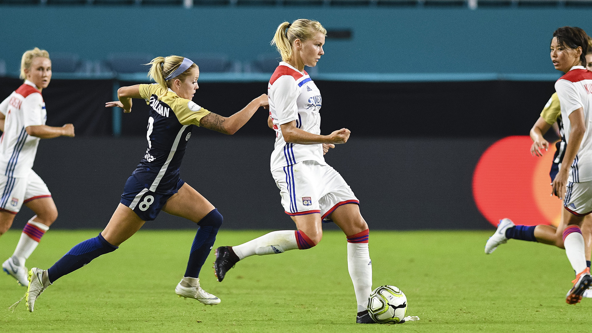Una mujer gana el Balón de Oro y lo que más importa es si sabe hacer twerking