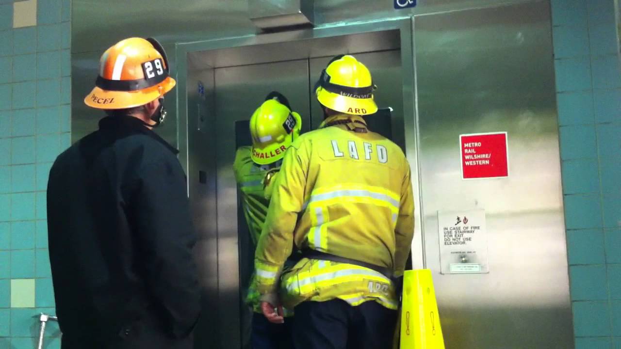 Rescatan a una MUJER de la limpieza tras pasar 3 días encerrada en el ascensor de un MILLONARIO