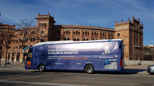 Con el lema "STOP FEMINAZIS" el autobús del odio de HazteOir sale a las calles de Madrid