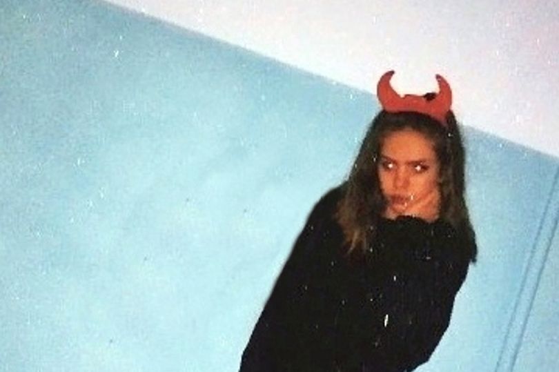 Niña muere electrocutada por usar el móvil DONDE NO DEBÍA