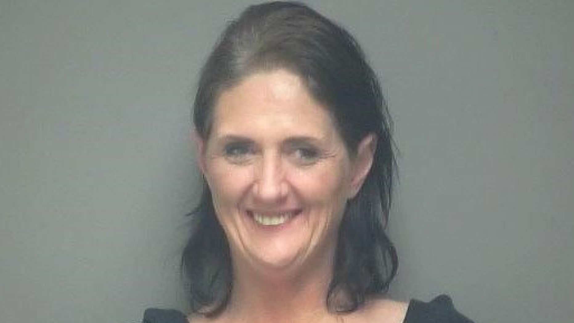 La policía detiene a ESTA MUJER por regalar dulces CON SORPRESA a los niños