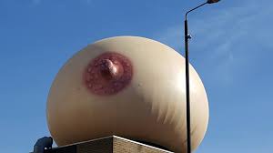 Una TETA GIGANTE para reclamar 1 derecho feminista ESPECIAL