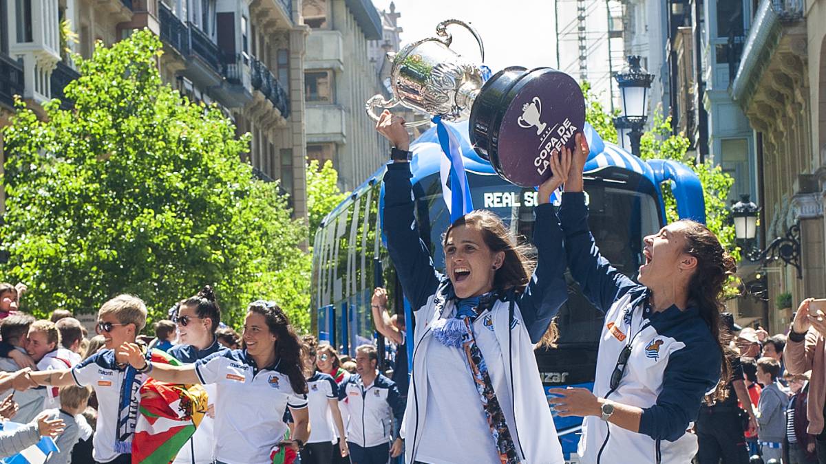 Recibió ayer la COPA DE LA REINA y no te imaginas lo que le pasó después