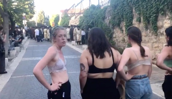 5 mujeres en sujetador asustan a hombres machistas, que retroceden