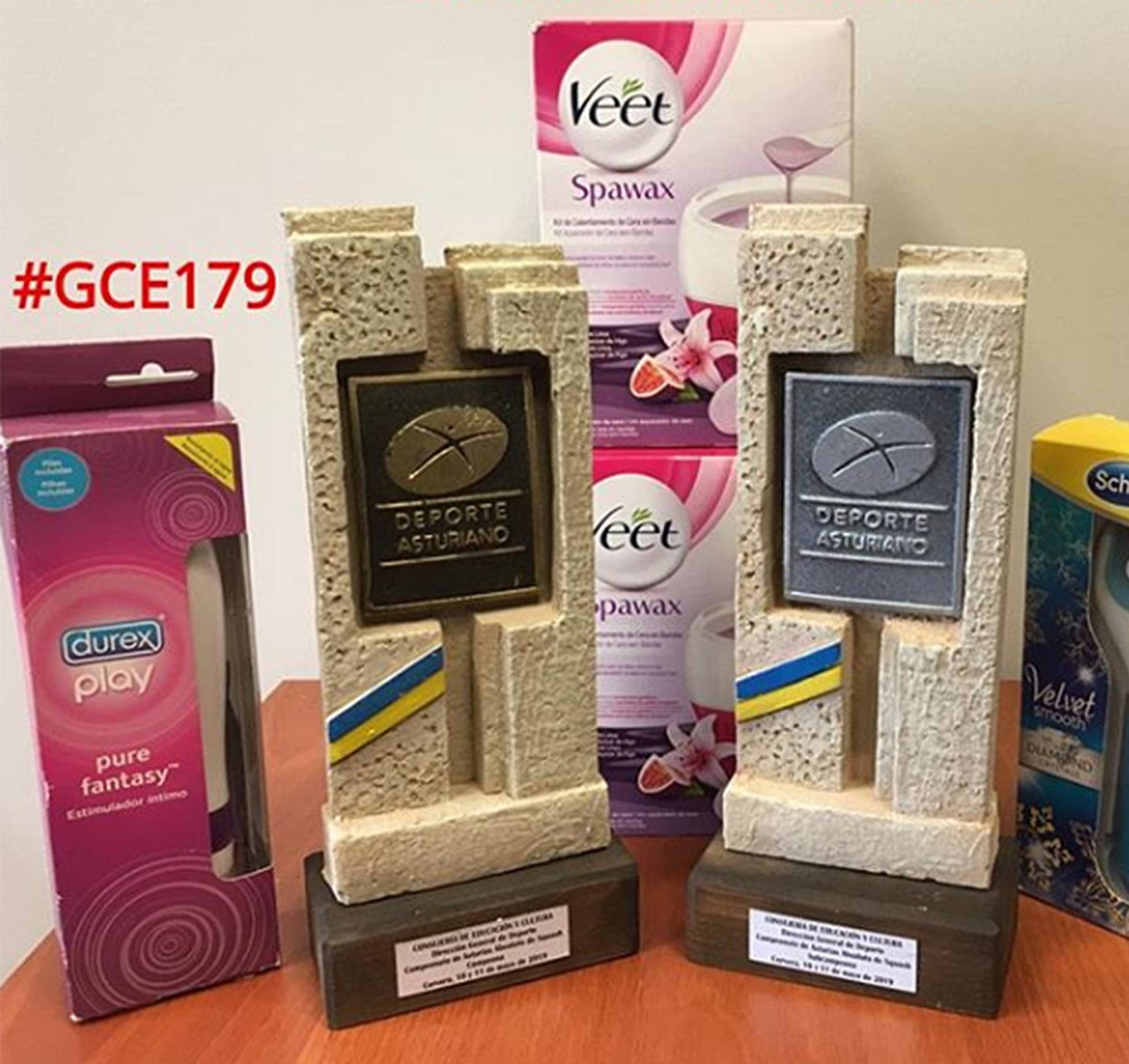 Deportistas premiadas con un vibrador y cera depilatoria