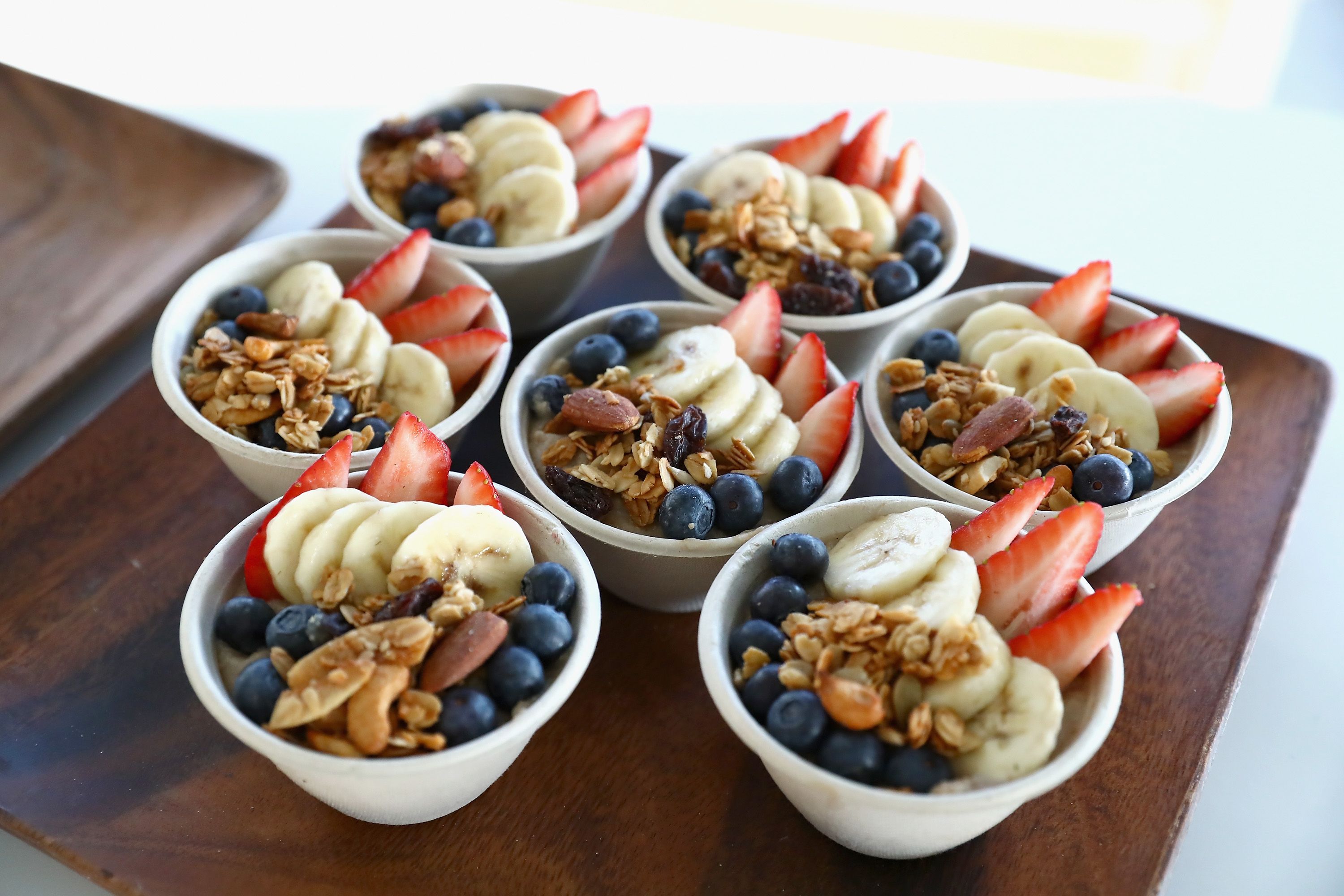 Vea a la actriz Camila Mendes probar 6 bowls de Acai 1