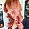Las mechas rosas doradas están de moda