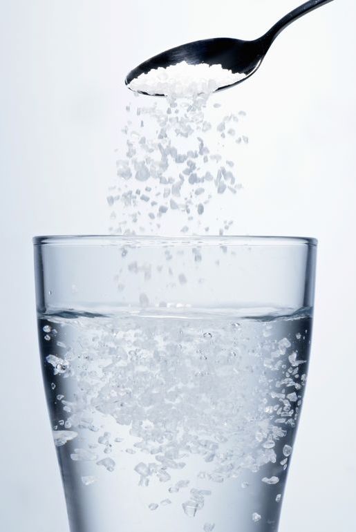 1 растворите в стакане воды. Соль и вода. Стакан воды. Стакан воды с солью. Раствор соли.