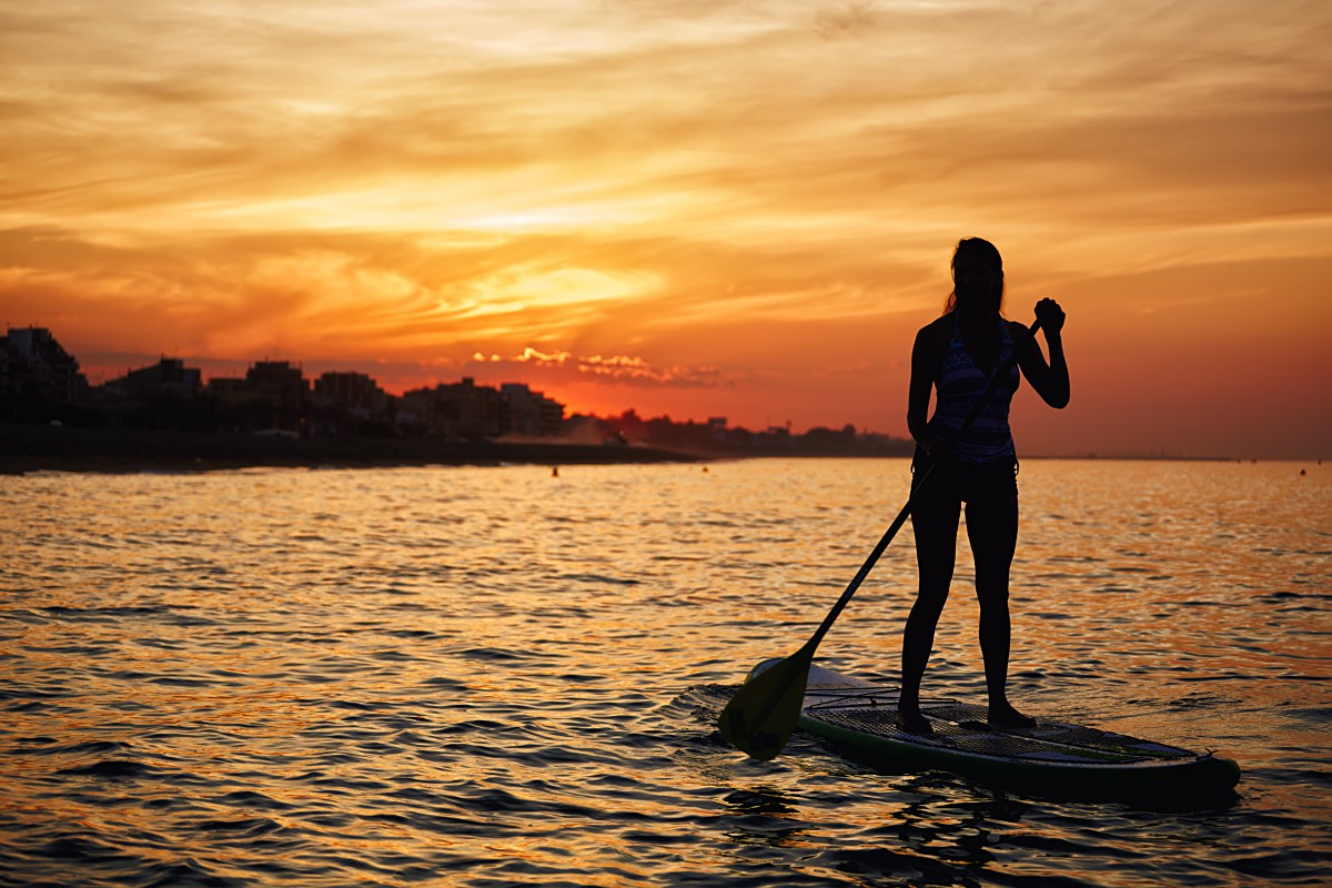 Mujer haciendo paddle surf