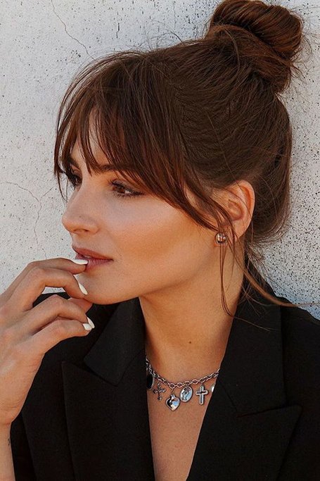 30 magníficos peinados de bienvenida para el 2020></p><p> </p><p>Mantén tu apariencia de regreso a casa suave y bonita con una cola de caballo baja. Aunque es simple, una cola de caballo baja puede lucir lo suficientemente glamorosa como para usarla en un evento nocturno con algunos pequeños retoques de estilo. Primero, asegúrate de que tu cabello esté sedoso y suave. A continuación, aumenta un poco el volumen de la corona para que el estilo se vea equilibrado y luego agrega una extensión con clip para darle a la cola de caballo un poco más de longitud y <a href=