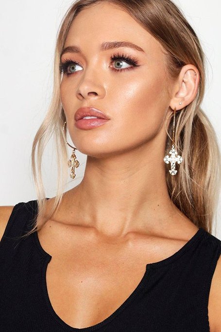 30 magníficos peinados de bienvenida para el 2020></p><p></p><p>Si estás abrazando tu cabello natural y abandonando el tejido, la peluca o los relajantes, considera un hermoso estilo rizado para el Baile de Bienvenida. Es un hermoso peinado recogido que mostrará tus rizos a la perfección, mientras atrae la mirada hacia tu cara y tus ojos. Para que tus rizos se vean bien en medio de las frías temperaturas del otoño -especialmente si el Baile de Bienvenida incluye eventos al aire libre- usa un acondicionador hidratante sin enjuague, una crema que defina los rizos y aceite para el cabello.</p><p></p><p><img loading=