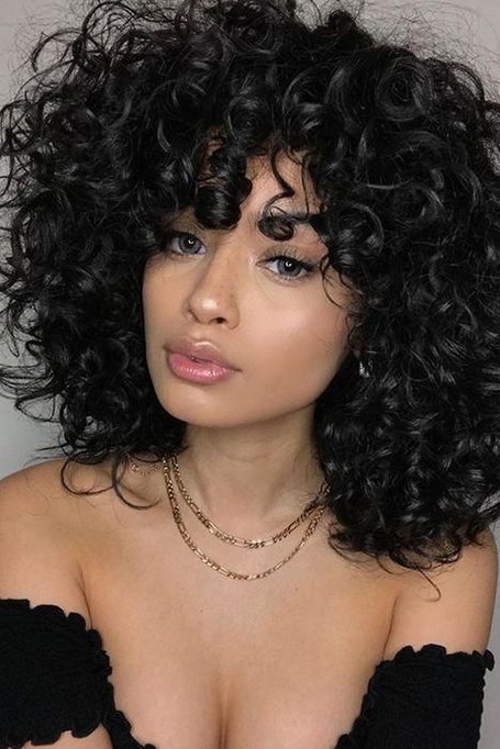 30 magníficos peinados de bienvenida para el 2020></p><p> </p><p>¿Buscas un elegante Updo de Homecoming que sea tan elegante como simple? No busques más allá de un nudo desordenado. No necesitas ninguna herramienta o producto de estilismo, todo lo que necesitas es un fuerte elástico para el cabello y horquillas para asegurar el nudo. La mejor parte es que cuanto más desordenado se vea tu cabello, mejor. Para que el estilo se vea elegante, en lugar de desaliñado, deja algunas piezas largas y delicadas en la parte delantera o alrededor de las sienes para crear un efecto de enmarcado facial. Luego asegúrate de combinar el peinado con un maquillaje suave y glamoroso: piensa en un resaltador de alto voltaje, un rubor rosado y mucho rímel.</p><p>Una trenza lateral funciona para los eventos del día y la noche debido a su discreto pero fresco aspecto. Además, es una gran opción si quieres un peinado trenzado que no requiere un espejo o una técnica particular. Lleva tu trenza lateral de colegiala a estrella de Homecoming construyendo volumen en la corona y dejando algunas piezas sueltas para crear un falso flequillo asimétrico. El peinado es particularmente halagador si tienes una <a href=