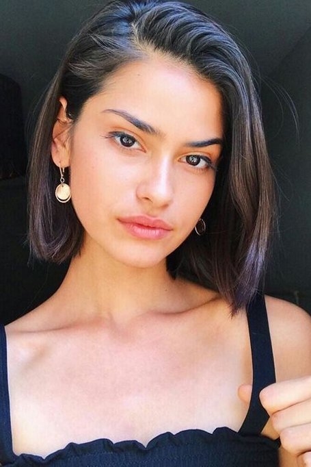 30 magníficos peinados de bienvenida para el 2020></p><p>Para aquellos bendecidos con pelo largo y grueso, una doble trenza podría ser la elección perfecta para el Baile de Bienvenida. Aunque hay muchas opciones de trenzado diferentes, una trenza doble holandesa se ve particularmente llamativa y te ayudará a destacar entre la multitud. Comienza en la parte delantera de tu cabeza o en las sienes y trenza hacia atrás, cubriendo los elásticos de tu cabello con una pequeña sección de tu cabello para darle al estilo un acabado glamoroso.</p><p><img loading=