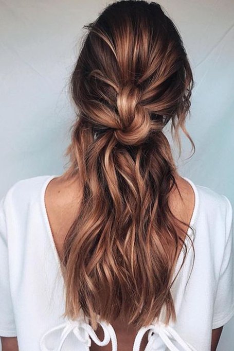 30 magníficos peinados de bienvenida para el 2020></p><p></p><p>Un magnífico estilo de Baile de Bienvenida para el cabello grueso es un medio updo. Funciona tanto para cabellos de longitud media como larga. Al separar la sección superior, el cabello no parece una masa sólida. Además, atrae la <a href=