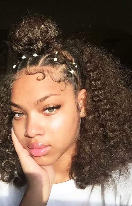 15 Bonitos y divertidos peinados con bandas de goma></p><p></p><p>Añadiendo un patrón de banda de goma es una forma sencilla de dar a tu bollo un toque único y mostrar tu personalidad. Ya sea que elijas crear el diseño en una sección - como en el costado - o en todo, te proporcionará un contraste llamativo y elegante. Mantenlo súper elegante y sofisticado para un evento formal usando bandas que se mezclen con tu cabello. Alternativamente, los elásticos de un color bonito y femenino, como el rosa, son una excelente opción para una noche de cita.</p><p></p><p><img loading=