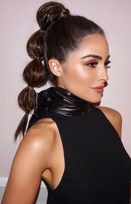 15 Bonitos y divertidos peinados con bandas de goma></p><p></p><p>Las gomas elásticas pueden añadir un toque extra de estilo y glamour a un simple peinado recogido. Utiliza la técnica de seccionamiento para crear patrones en la parte delantera, lateral y trasera de tu cabeza, y luego retuerce el resto del cabello - o las extensiones - en un moño. La clave es el contraste: no compliques el moño en sí mismo, ya que quieres que las secciones de la banda elástica proporcionen contraste e interés. Mejor aún, las bandas elásticas atraerán la atención hacia tu cara y tus joyas, como por ejemplo un par de aretes.</p><p></p><p><img loading=