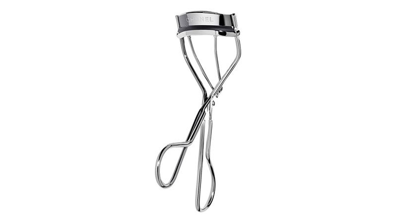 15 mejores rizadores de pestañas para pestañas más largas y gruesas></p><p></p><p>Revlon es otra gran opción económica para rizar las pestañas. Diseñado por profesionales del maquillaje, es una inversión de belleza barata pero útil. Los llamativos puños de goma roja para los dedos aseguran que no se resbalen mientras se usan. Además, la almohadilla suavemente redondeada te da resultados dramáticos fácil y rápidamente sin agarrar o pellizcar tus párpados.</p><p></p><p><img loading=