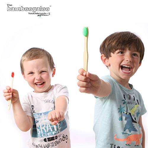 BAMBOOGALOO Orgánico Cepillos de Dientes de Bambú para Niños - Paquete de 4 con Gratis Ecológico Bastoncillos de Algodón de Bambú - Cepillo de Dientes de Madera Natural para Bebe, Infantil, Niños