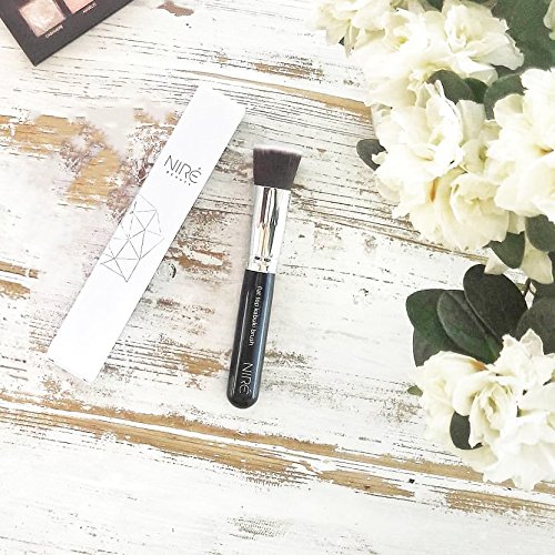 Brocha de base de maquillaje 140 de Niré Beauty: una brocha de maquillaje profesional con mini esponja para base