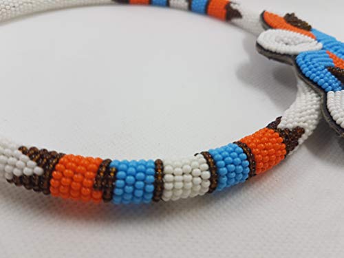 Collar étnico de mujer gargantilla fabricada con perlas blancas originales Masai étnica azules África motivo máscara