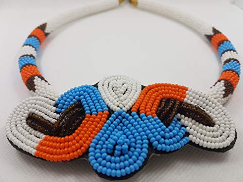 Collar étnico de mujer gargantilla fabricada con perlas blancas originales Masai étnica azules África motivo máscara