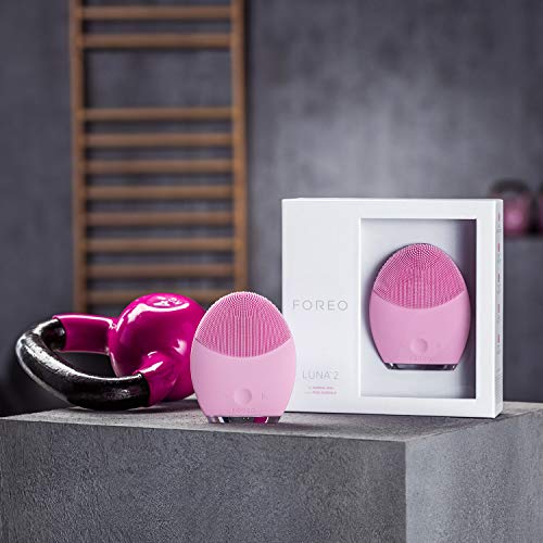 LUNA 2 de FOREO es el cepillo de limpieza facial anti-edad para Piel Normal, Exfolia delicadamente y elimina las células muertas, reduce la visibilidad de los poros y de las arrugas